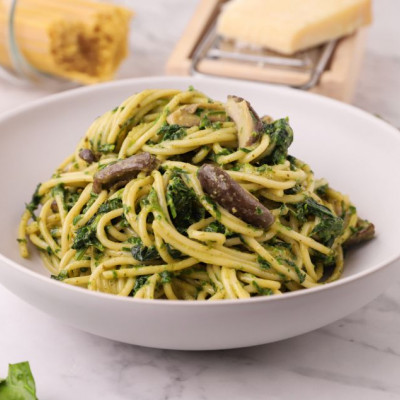 Σπαγγέτι με μανιτάρια, σπανάκι και πέστο βασιλικού, από τον Γιώργο Τσούλη