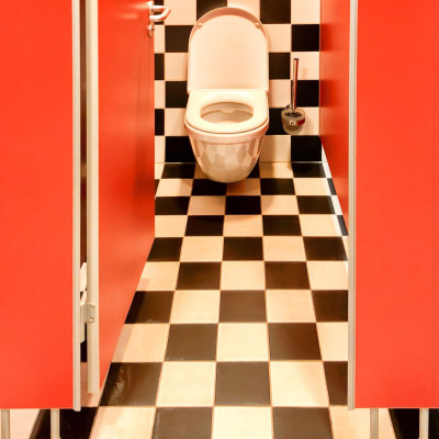 Γιατί οι δημόσιες τουαλέτες έχουν κενό κάτω από την πόρτα;