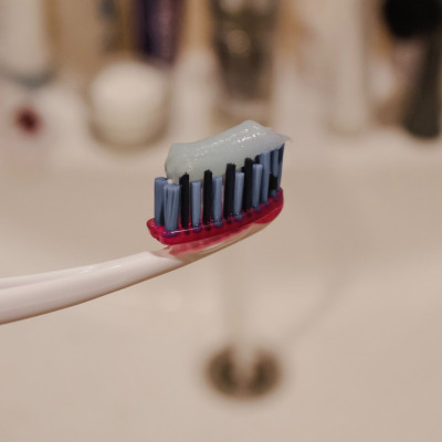 3 beauty χρήσεις της οδοντόκρεμας που κυριολεκτικά θα σου «λύσουν» τα χέρια