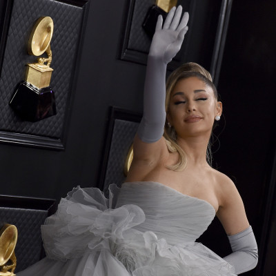 Η Ariana Grande έχει νέο αγόρι κι εμείς βρήκαμε το βίντεο με τα καυτά τους φιλιά
