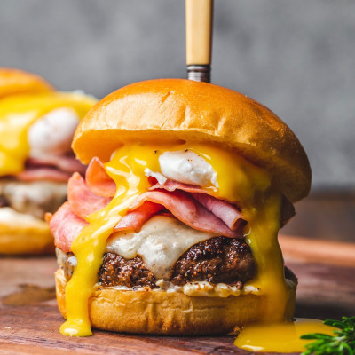 Μάλλον έτρωγες το burger τόσο καιρό λάθος. Αυτός είναι ο σωστός τρόπος