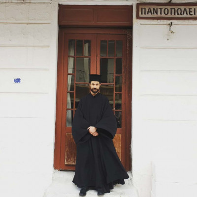 Ο παπάς από το Καφέ της Χαράς είναι super hot και sexy, και βρήκαμε 5 photo που το αποδεικνύουν