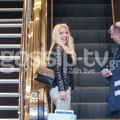 Ελένη Μενεγάκη: Μοίραζε... φιλιά, αγκαλιές και χαμόγελα στο πλοίο για Άνδρο (photos)