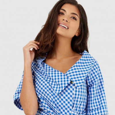 Πώς θα επιλέξεις το σωστό ντεκολτέ σε μπλούζες και φορέματα σύμφωνα με το σώμα σου