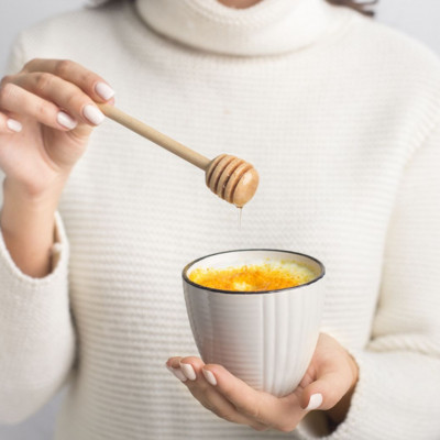 Ρόφημα για αδυνάτισμα: Απλά βράστε αυτά τα 2 υλικά, πιείτε το πριν πέσετε για ύπνο & χάστε κιλά