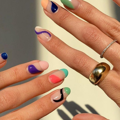 Τα #AbstractNails είναι ό, τι πιο ωραίο έχουμε δει στο nail art φέτος