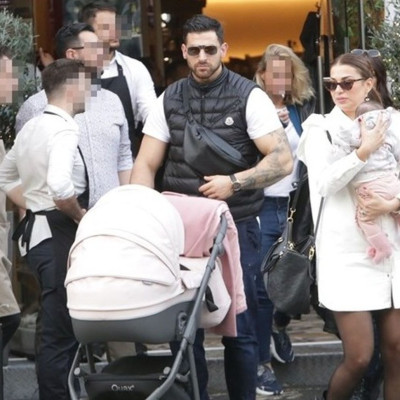 Ελένη Χατζίδου - Ετεοκλής Παύλου: Η βόλτα με το μωρό τους και οι φωτό που θα σε κάνουν να λιώσεις!