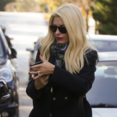 Η Ελένη Μενεγάκη έκανε την πιο chic εμφάνιση με παπούτσια που εκτόπισαν το look της (photos)