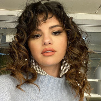 Έχεις δει πρόσφατα τη μαμά της Selena Gomez; Ένα θα πούμε... Είναι ίδιες!