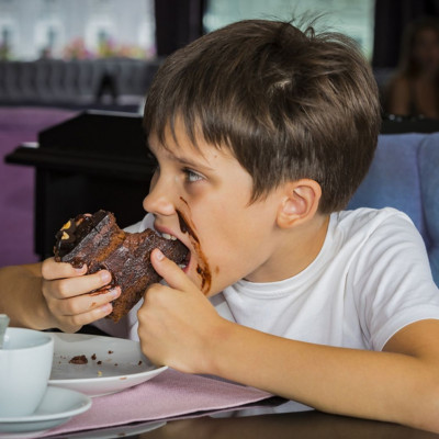 Φαγητό για παιδιά: Υγιεινό σοκολατένιο κέικ με κολοκυθάκια (vid)