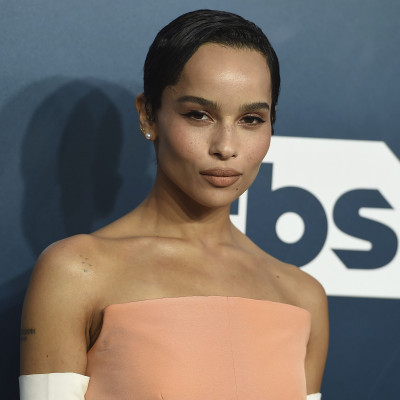 Η Zoë Kravitz σού δείχνει πώς να εντάξεις το party-dressing trend στις καθημερινές σου εμφανίσεις