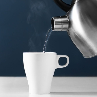 Πότε πρέπει να πίνετε ζεστό νερό – Πού βοηθά (εικόνες)