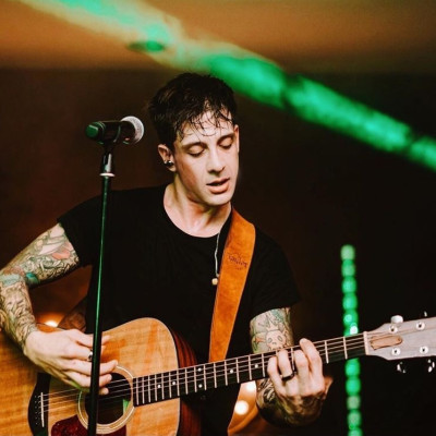 Η Billie Eilish έστειλε μήνυμα στον Ηλία Μπόγδανο και δε σου κάνουμε καμία πλάκα