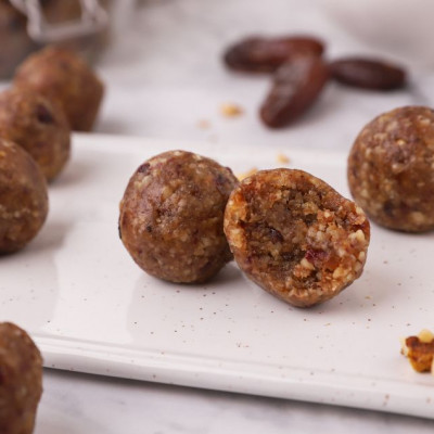 Φτιάξε μόνη σου energy balls με ξηρούς καρπούς και cranberries