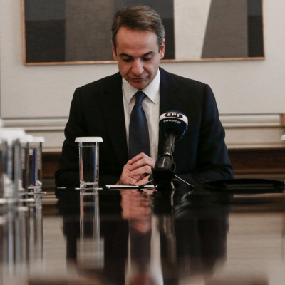 Κοροναϊός: Ο Μητσοτάκης «σταμάτησε» τις... χειραψίες – Δείτε ποια εναλλακτική διάλεξε