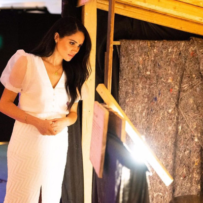 Αν θες να αγοράσεις το πουκάμισο της Markle με τα φουσκωτά μανίκια, κοστίζει μόνο 50 ευρώ