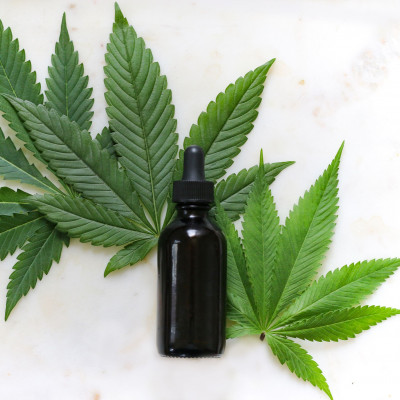 CBD: Όλα όσα πρέπει να ξέρεις για το νέο it συστατικό περιποίησης