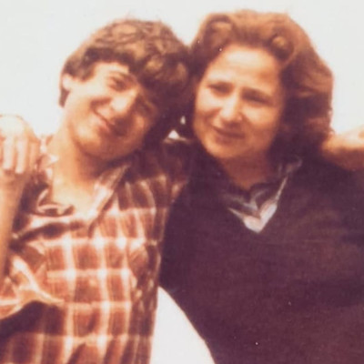 Γνωστός ηθοποιός δημοσίευσε φώτο με τη μητέρα του από τα παιδικά του χρόνια - Το μήνυμά του συγκινεί