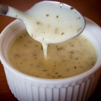 Αυτή είναι η πιο εύκολη συνταγή για μπεσαμέλ με τρία υλικά (video)