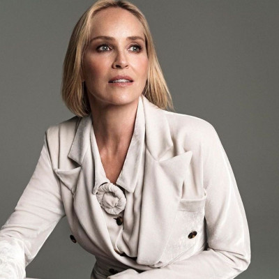Μας «έπεσε το σαγόνι»: Η Sharon Stone έγινε 62 και το σώμα της δεν παίζεται