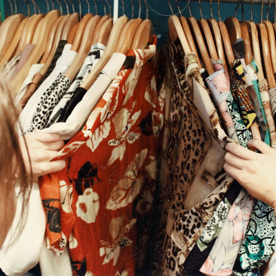 Τελικά ο Κορονοϊός επιβιώνει πάνω στα ρούχα μας;