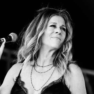 H Rita Wilson έφτιαξε την καλύτερη playlist για όσο μείνεις σπίτι και πρέπει να την ακούσεις ASAP