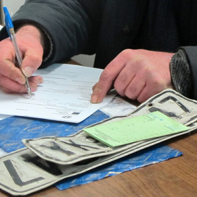 Κορονοϊός στην Ελλάδα: Επιστρέφονται πινακίδες, άδειες οδήγησης και άδειες κυκλοφορίας