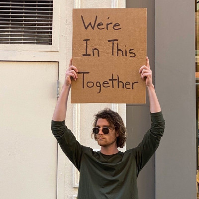 Μέχρι και ο κούκλος με τις πινακίδες μένει σπίτι! Τι δεν καταλαβαίνεις;