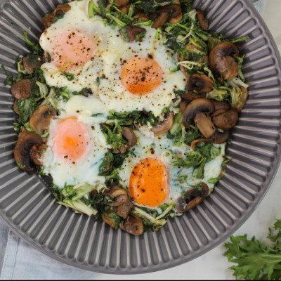 Τηγανητά αυγά με μανιτάρια και μαρούλι