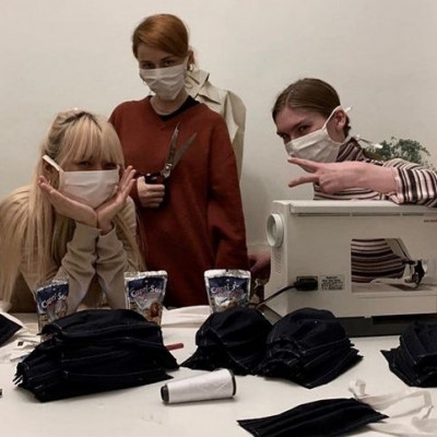 Σπουδάστριες μόδας κατασκευάζουν μάσκες στη μάχη ενάντια στον Κορονοϊό