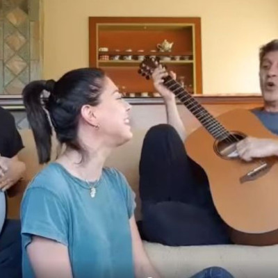 #Mένουμε_Σπίτι: Ο Σωκράτης Μάλαμας τραγουδάει με τα παιδιά του & είναι απλά... τέλειοι (vid & pics)