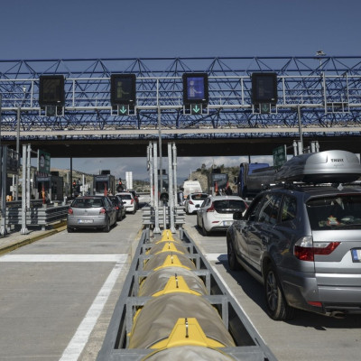 Κορονοϊός: Είναι ανεύθυνοι! Ουρές στα διόδια – Οι Αθηναίοι φεύγουν για την επαρχία