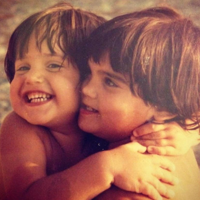 Το ένα κοριτσάκι της φωτογραφίας είναι η κοκκινομάλλα παρουσιάστρια που λατρεύεις