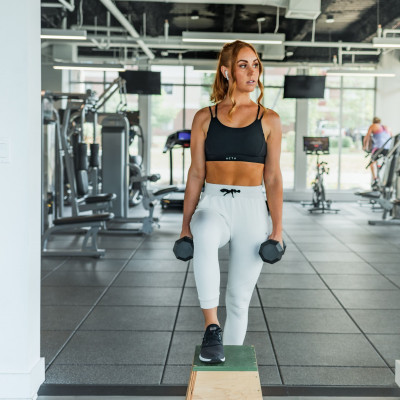 Πώς να γυμνάσεις το εσωτερικό των ποδιών σου ακόμη κι αν είσαι τεμπέλα