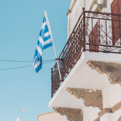 Εσύ ξέρεις γιατί η ελληνική σημαία είναι γαλανόλευκη και έχει 9 λωρίδες;