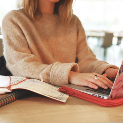 Πώς θα επιβιώσεις σε ένα online meeting με το γραφείο;