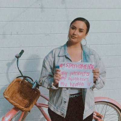 Βρήκαμε τι φοράνε οι celebrities στην καραντίνα