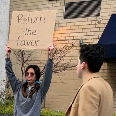 Ξέχνα τον Dude With The Sign! Αυτό είναι το κορίτσι με τις πινακίδες και από εμάς είναι ναι