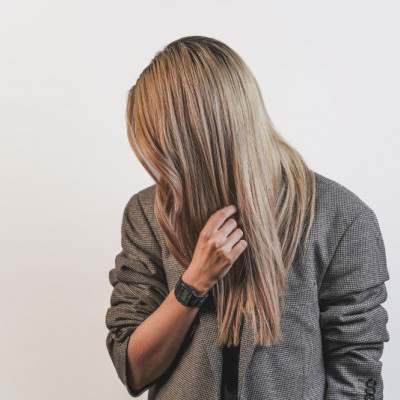 Ερμ… «Ζει» ο Κορονοϊός στα μαλλιά μας; Τι συμβαίνει;