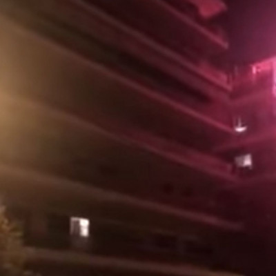 Κορονοϊός - Χαμός στο Παλαιό Φάληρο: «Πάρτι» στα μπαλκόνια με καπνογόνα και πυροτεχνήματα