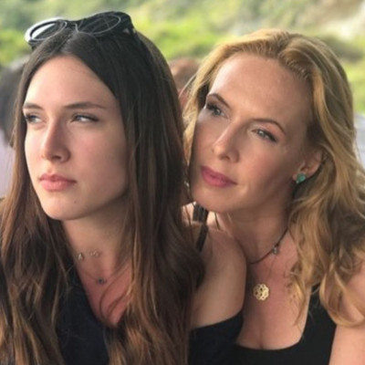 Εβελίνα Παπούλια: Η κόρη της τραγουδάει για όλα όσα βιώνουμε αυτές τις μέρες και συγκινεί (vid)