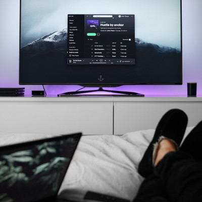 Πες μου τι μουσική ακούς να σου πω αν είσαι down! Η playlist που θα ακούσεις για να φτιάξεις διάθεση