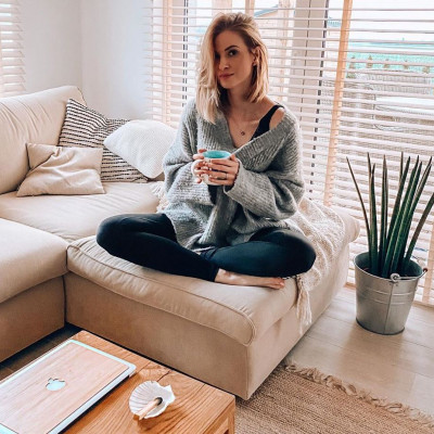 6 tops που μπορείς να φορέσεις για να κάνεις video call με τους συνεργάτες σου