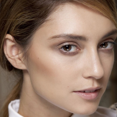 Έτσι θα περιποιηθείς σωστά τα φρύδια σου όσο μένεις σε καραντίνα