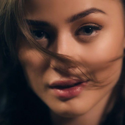 Η κούκλα της Eurovision τραγουδά για πρώτη φορά το «SUPERG!RL» σε acoustic version