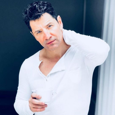 Ο Σάκης Ρουβάς μπήκε στην κουζίνα και έφτιαξε κάτι που σίγουρα θα σου αρέσει (video)