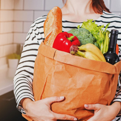 Κορονοϊός: Πρέπει να καθαρίζουμε τα προϊόντα του σούπερ μάρκετ; Δείτε τι συνιστούν οι ειδικοί (vid)