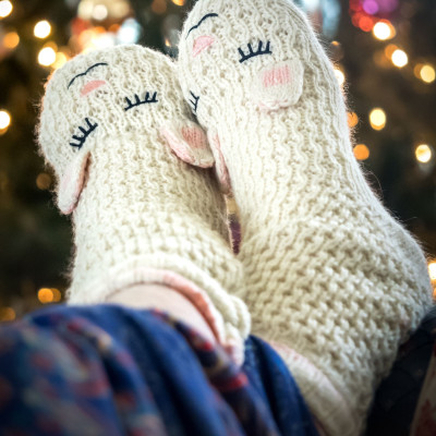 Απίστευτο κι όμως αληθινό! Οι κάλτσες που μόλις τρύπησαν γίνονται οι πιο cool κασετίνες(+video)