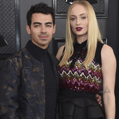 Joe Jonas: Τι φοράει στην καραντίνα κι η Sophie Turner δεν μπορεί να το πιστέψει