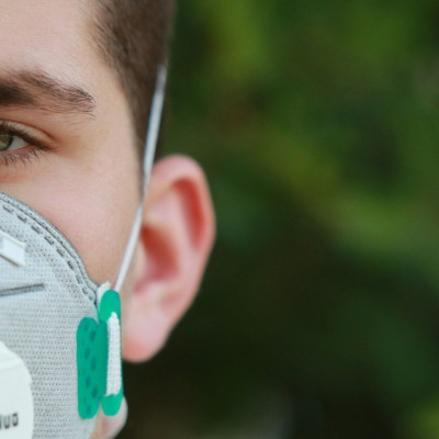 Κορονοϊός: Βγήκε έξω και όλοι τον κοιτούσαν - Δείτε τι φόρεσε αντί για μάσκα (video)